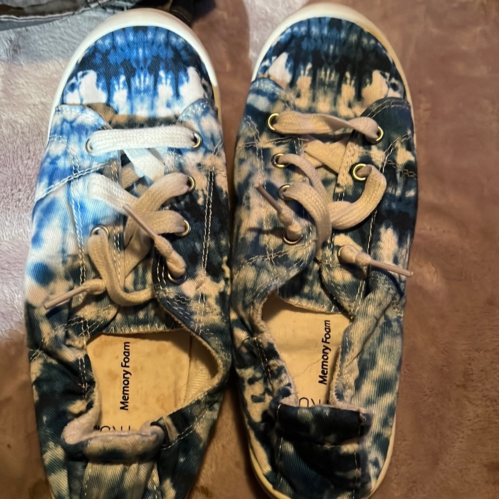 Tie Dye memory foam shoes. Size 8 perfect for back to school. Time Tru brand